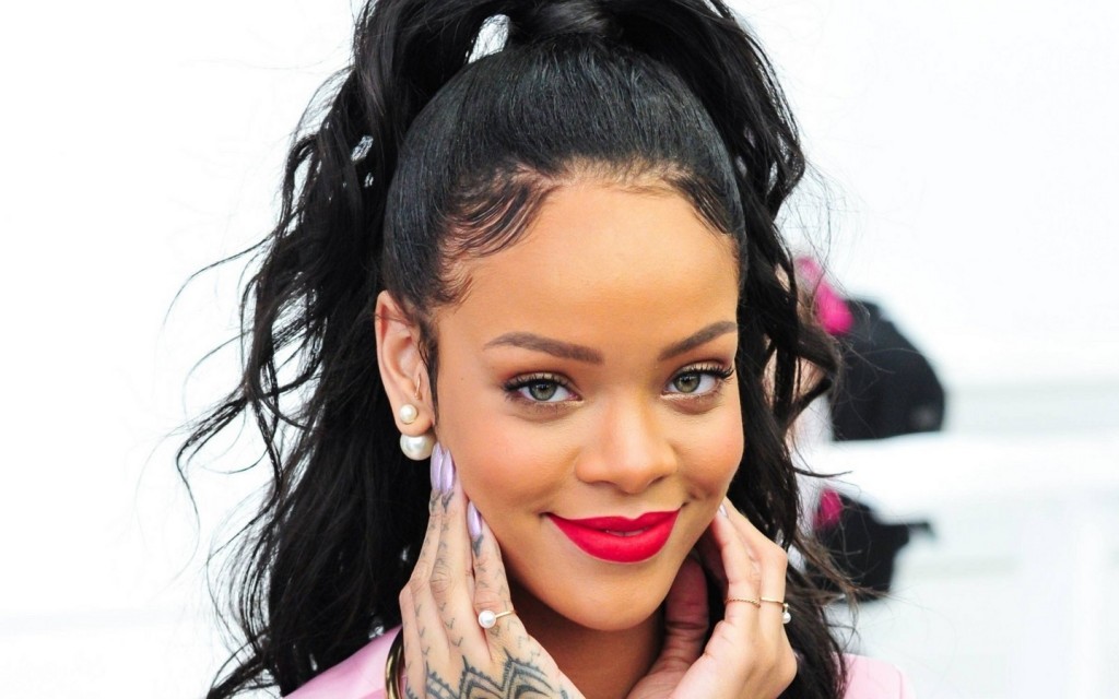 Rihanna-Dior-fashion-earring