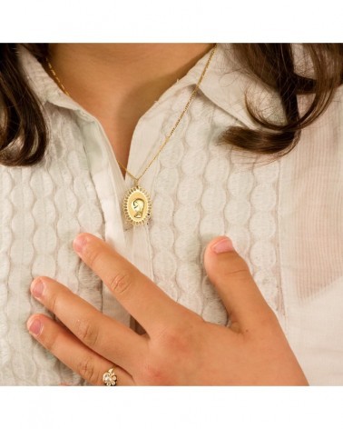 Medalla oro 18k Virgen Niña cerco calado 21x16mm