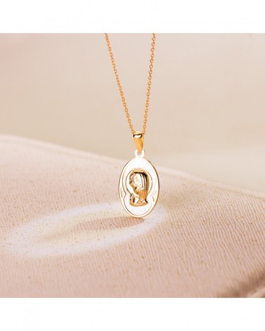 Medalla oro blanco 18k Virgen niña nácar 17x12mm