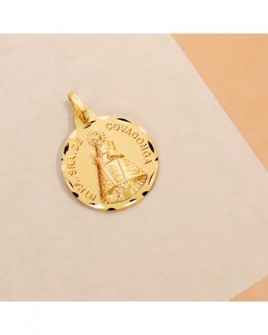 Medalla Virgen de Covadonga oro 18k 18 mm tallada