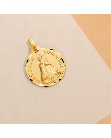 Medalla Virgen de Covadonga oro 18k 18 mm tallada