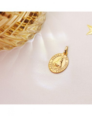 Medalla Virgen Covadonga oro 18k escapulario 20x14 mm
