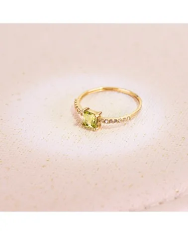 Sortija oro 18k olivina cuadrada y diamantes laboratorio