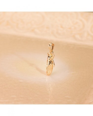Colgante oro 18k cigarra Camarga 19x9mm