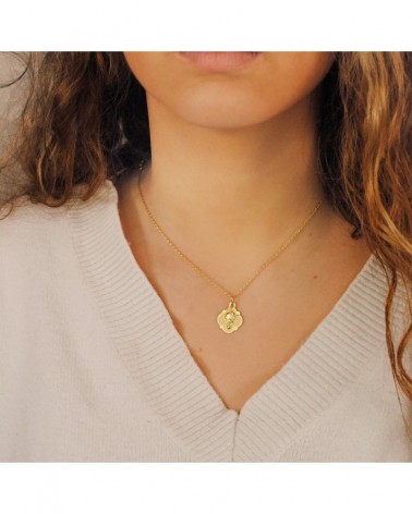 Medalla oro 18k Virgen niña forma trébol 19x16mm