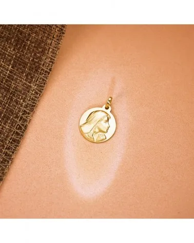Medalla oro 18k Virgen María rezando matizada 18mm