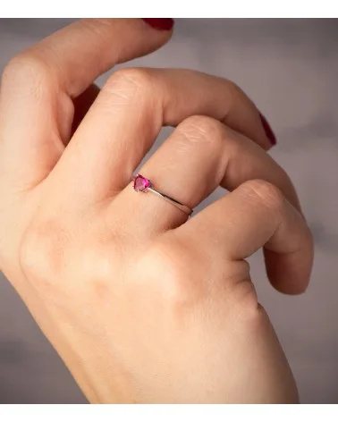 Sortija oro 18k blanco corazón de corindón reconstruido en garras