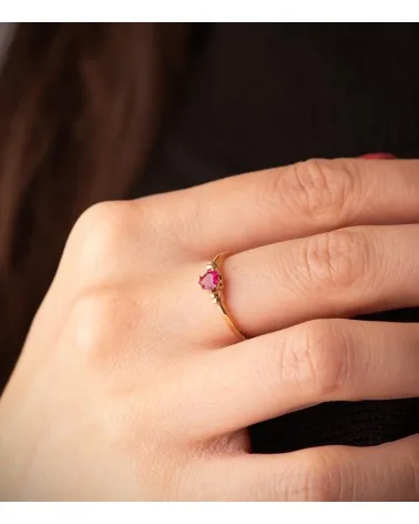Sortija oro 18k amarillo corazón de corindón reconstruido entre gallones