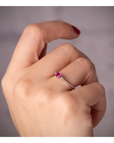 Sortija oro 18k blanco corazón de corindón reconstruido entre gallones