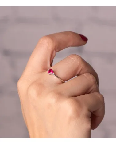 Sortija oro 18k blanco corazón de corindón reconstruido y dos circonitas