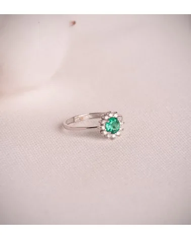 Sortija oro 18k blanco diamantes de laboratorio y esmeralda 0,17 quilates 5 mm