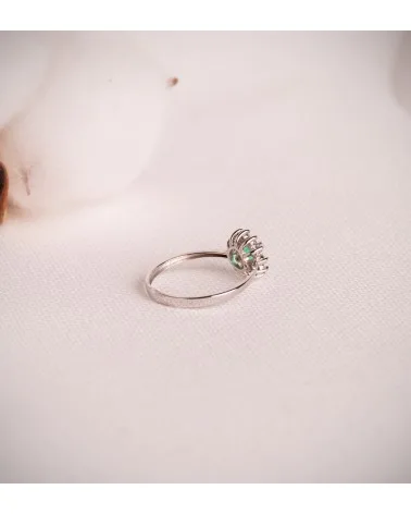 Sortija oro 18k blanco diamantes de laboratorio y esmeralda 0,17 quilates 5 mm