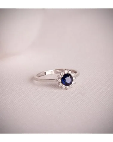 Sortija oro 18k blanco rosetón zafiro y diamantes de laboratorio
