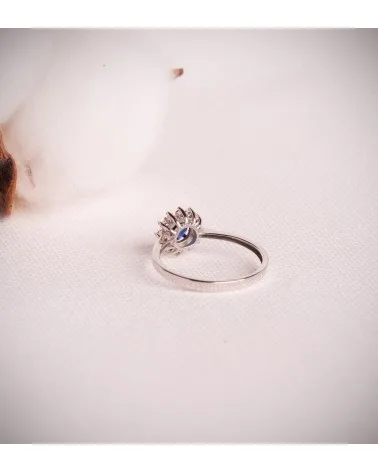 Sortija oro 18k blanco rosetón zafiro y diamantes de laboratorio