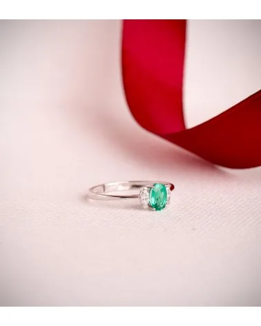 Sortija oro 18k blanco diamantes de laboratorio y esmeralda 0,134 quilates 6x4 mm