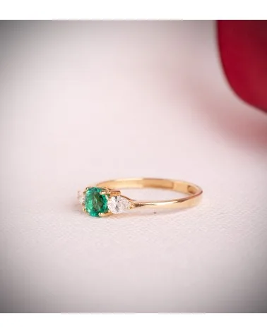 Sortija oro 18k amarillo diamantes de laboratorio talla pera 0,29 quilates esmeralda