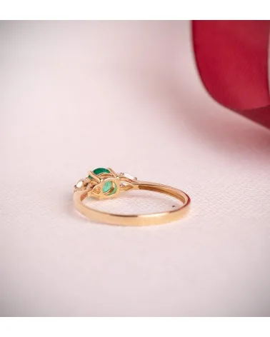 Sortija oro 18k amarillo diamantes de laboratorio talla pera 0,29 quilates esmeralda