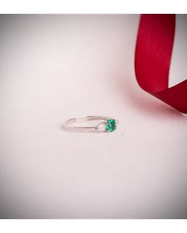 Sortija oro 18k blanco diamantes de laboratorio talla pera 0,29 quilates esmeralda