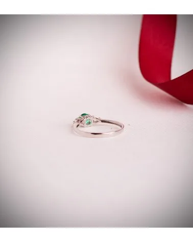 Sortija oro 18k blanco diamantes de laboratorio talla pera 0,29 quilates esmeralda
