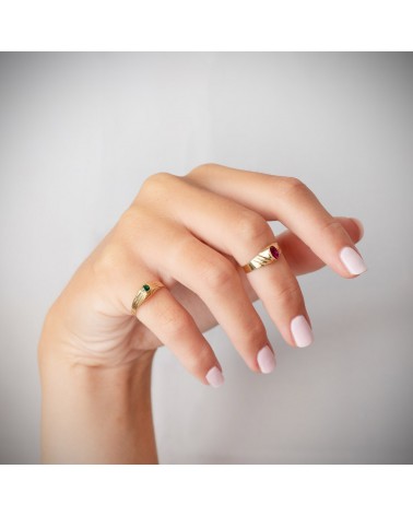 Solitario oro 18k amarillo pequeño bebé o meñique circonita roja 5x3 mm