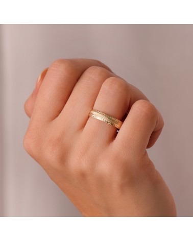 Alianza oro 18k amarillo mate y bordes diamantados 4 mm 0,8 mm