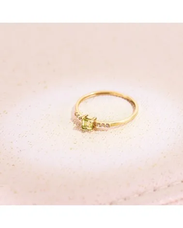 Sortija oro 18k amarillo diamantes y piedra color peridoto