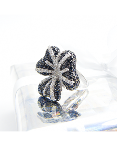 ANILLO DIAMANTES NEGROS Y BLANCOS EN FLOR DE ORO BLANCO