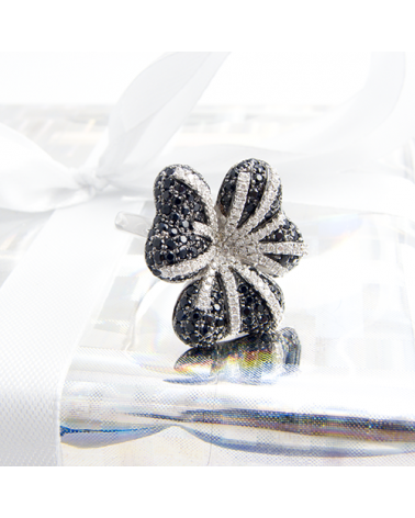 ANILLO DIAMANTES NEGROS Y BLANCOS EN FLOR DE ORO BLANCO