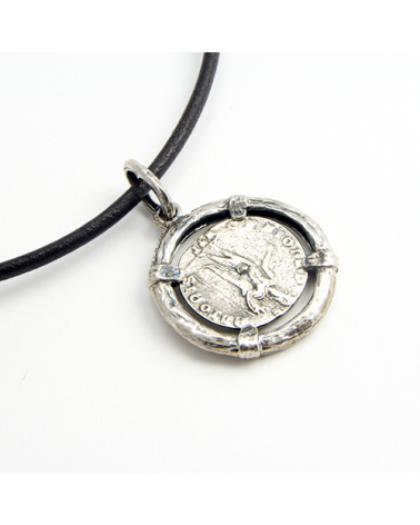 COLGANTE DE MONEDA EN CERCO BLANCO CON COLLAR DE CUERO