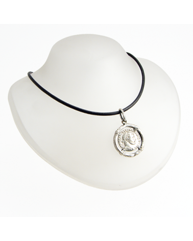 COLGANTE DE MONEDA EN CERCO BLANCO CON COLLAR DE CUERO