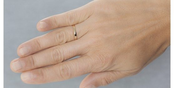 alianza-de-boda-clasica-oro-amarillo-2mm-9k-50201-1-1-556x281.jpg