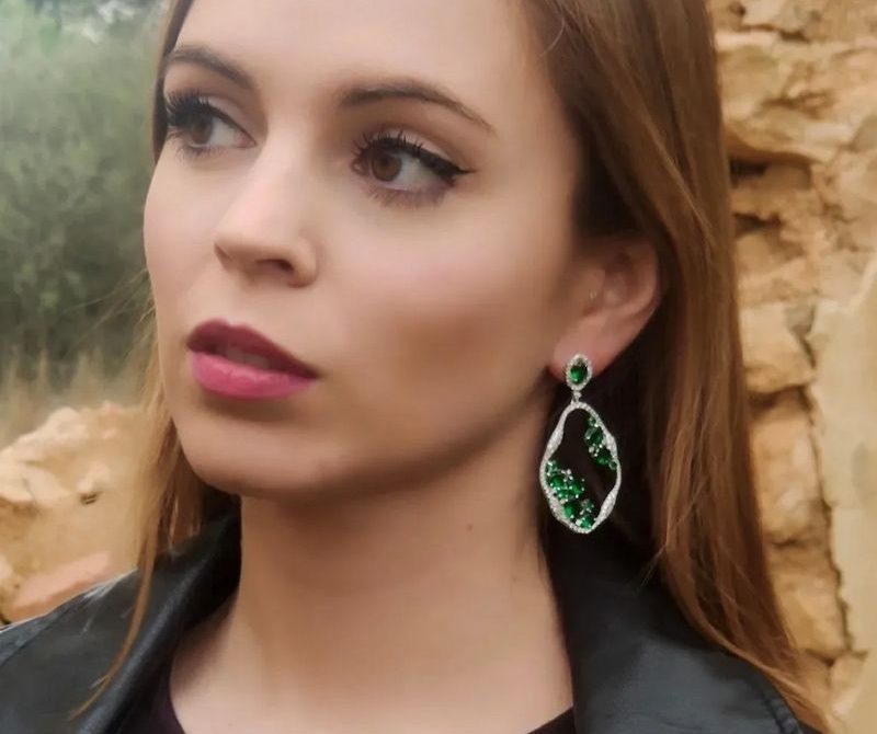 Espectaculares pendientes para novia fabricados en plata de primera ley. Con circonitas transparentes y verdes.