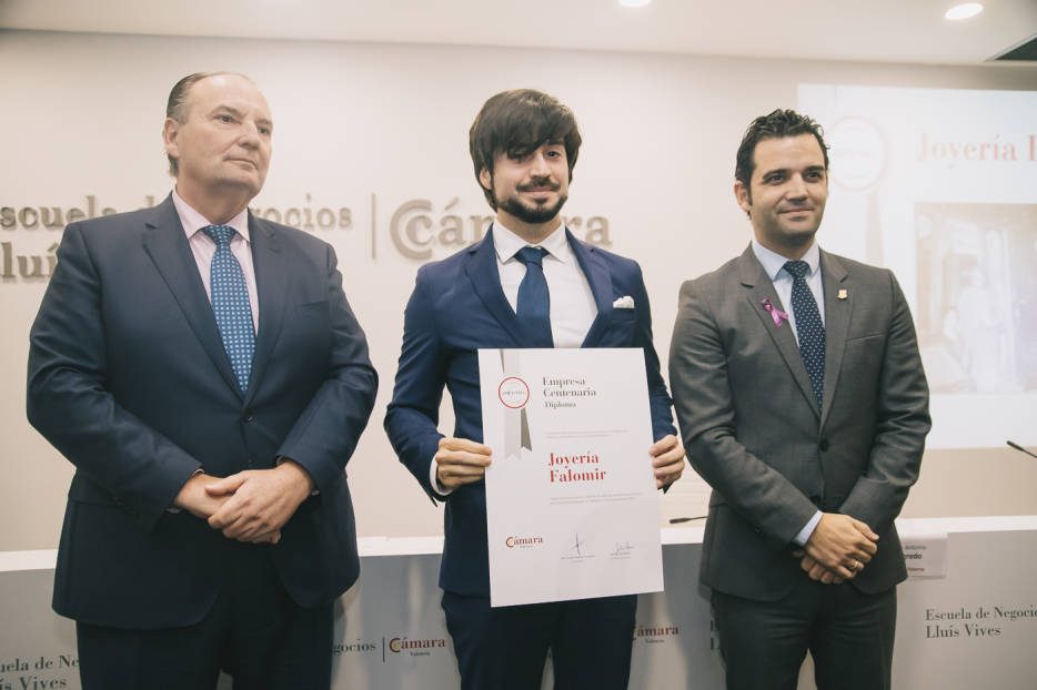Entrega del diploma de Empresa Centenaria de la Cámara de Comercio de Valencia a Joyería Falomir
